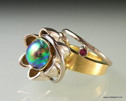 Modern Paua Pearl ring 18k gold