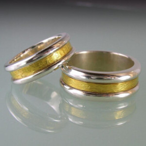 Hammer textured 22k gold inlay in whitegold wedding ring