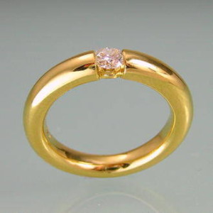 sideview of Yellowgold and Diamond ring in timeless design